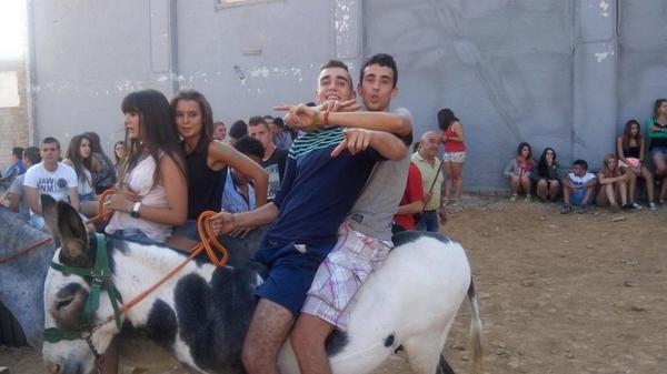 pascuaballestas's tweet photo. Empezar la noche en el chamizo con el aliloo i acabar en los burricos con un grande @JuanMiMzn. Gran binaced http://t.co/0LhD0V8h6j
