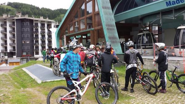 ale_gazzoli's tweet photo. Che bello vedere tanti bikers a #madesimo. Siete sempre i benvenuti! http://t.co/FtFdqRMNSa