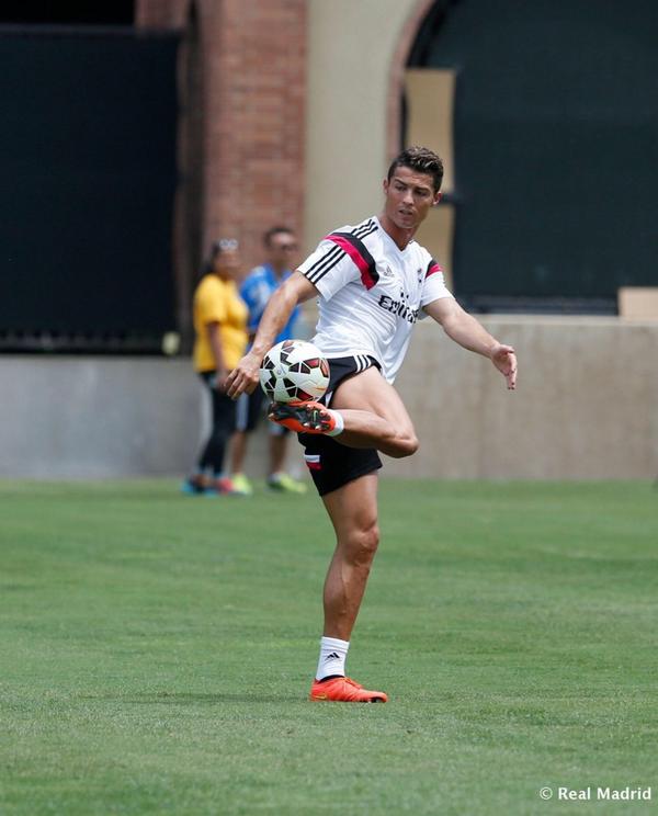 demze52's tweet photo. “@RmadridInfo: Pic: Training | He's back! http://t.co/8RqsKLhJdu”