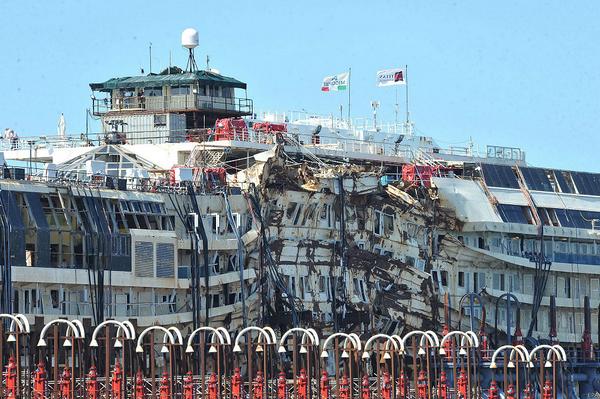Dos años después de naufragar, finalmente el barco italiano Costa Concordia llegó a Génova. bbc.in/1nLyCnz