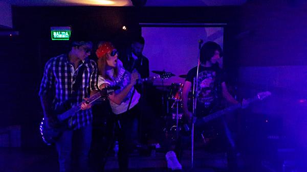 SLGUNSPY's tweet photo. Anoche en All Stars Bar! http://t.co/MNHqh3R1gs
