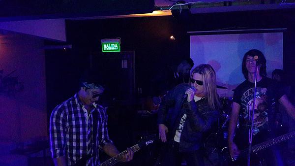 SLGUNSPY's tweet photo. Anoche en All Stars Bar! http://t.co/MNHqh3R1gs