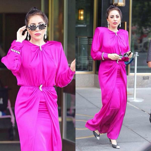 GagaUpdatesUK's tweet photo. Gaga leaving her apartment today in NYC #CheekToCheekPromo ?
#MTVHottest Lady Gaga http://t.co/ylDUgHie86