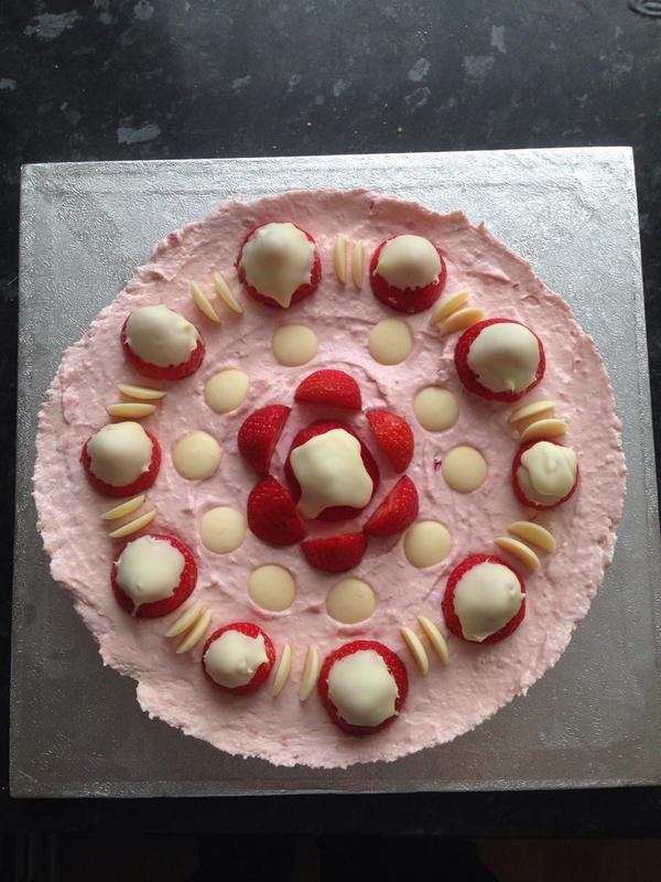 CheekyCCake's tweet photo. Look at the cake donated to bake4syria ! Raised £100 for those in need ! #syria #bake4syria #gaza #bake http://t.co/wl5By2Nlwh