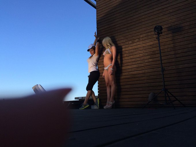 Racquel is the best photographer! Look at her showing me how to sexy pose LOL! http://t.co/b3la5ihvmC