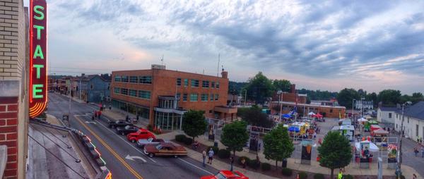 SampleyBrothers's tweet photo. Picture of the sun setting over #cruisin2014 in #elizabethtown @Couchpicture @TourEtown http://t.co/WNtBfvEkfi