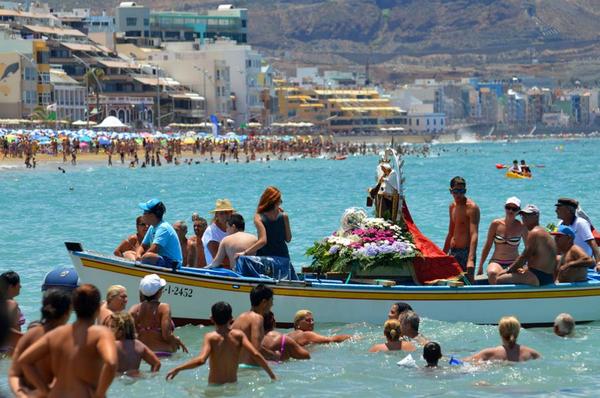 diostuitero's tweet photo. Mi vieja me acaba de mandar una foto en la que está en la playa con sus colegas. http://t.co/6WkQ0pSSxH
