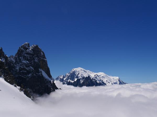 AlPineGuide's tweet photo. Alpine Essentials coaching up on the Grand Montets today - amazing cloud sea across the Mt Blanc range http://t.co/vB1L3GaZcn