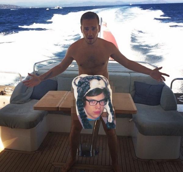 felitommobackup's tweet photo. “@hazzahugsxo_: “@qhstyles: oh my god #UNCENSORITLIAM
#MTVHottest One Direction
#BestFandom2014 Directioners http://t.co/oPJIIZzmOZ””