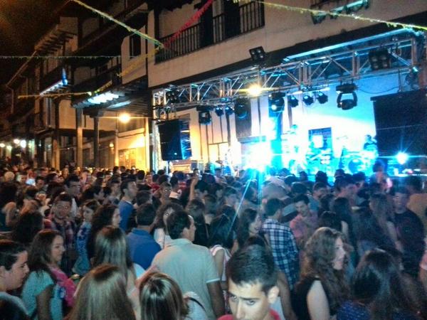 ValleJerteNews's tweet photo. Buen ambiente anoche por Cabezuela en los Santiagos. http://t.co/odkqr7Oc9Y