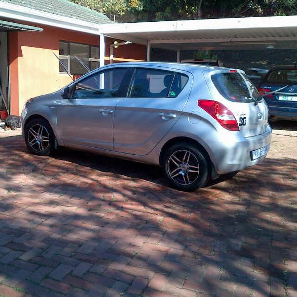 BrandzWarren's tweet photo. Beautiful Sunday afternoon to give my car a wash :D #GreatWeekend http://t.co/C9ggdtYtzv