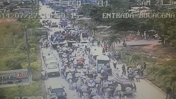 ecu911sambo's tweet photo. Cabalgata en #Samborondom, sector Tarifa - Boca de Caña. Conduzca con precaución http://t.co/Kgi6IzjFfq