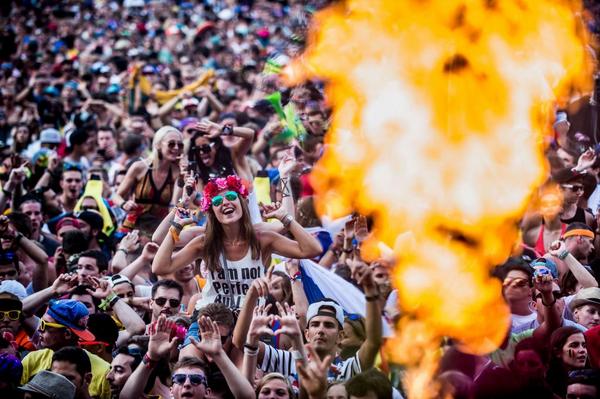 elmundoes's tweet photo. 'Españoles en Tomorrowland', uno de los mayores festivales de música electrónica http://t.co/zrCSNEhLD5 Por @Munerais http://t.co/fiNiDvqi2T