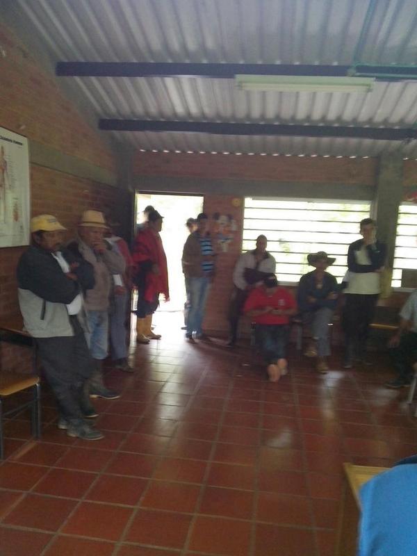 SanjMeta's tweet photo. Socializando el Mantenimiento de la via que conduce a la vereda El Tablón, convenio Invias- Mpio San Juanito. http://t.co/7Hf3Xi6NsC