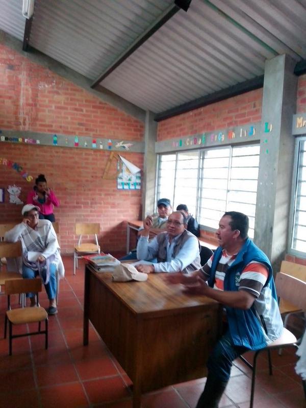 SanjMeta's tweet photo. Socializando el Mantenimiento de la via que conduce a la vereda El Tablón, convenio Invias- Mpio San Juanito. http://t.co/7Hf3Xi6NsC