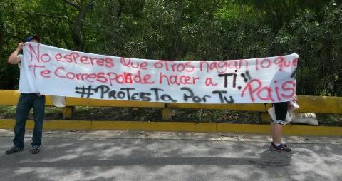 chaguaramos_sos's tweet photo. #27J otro día más d lucha (en la CotaMil) Gracias @VenezuelaPlural @UnionStaMonica @JovenesVzlanos @UnionSanPedro etc http://t.co/kvgkyeBr79