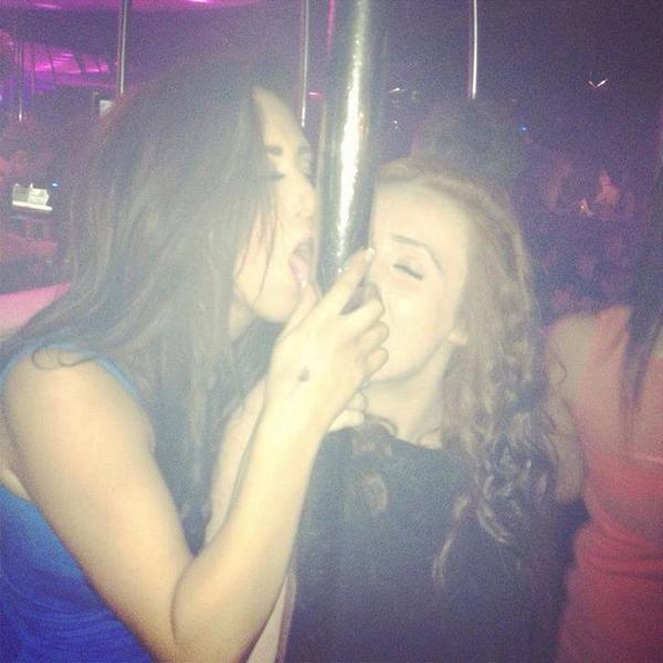 _jasminexx's tweet photo. Malia summed up in 3 photos 😂 http://t.co/ryvoxFOpif