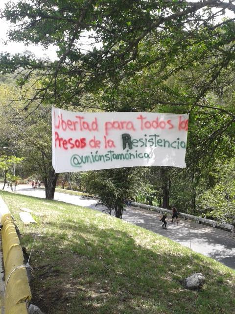 chaguaramos_sos's tweet photo. #27J otro día más d lucha (en la CotaMil) Gracias @VenezuelaPlural @UnionStaMonica @JovenesVzlanos @UnionSanPedro etc http://t.co/kvgkyeBr79