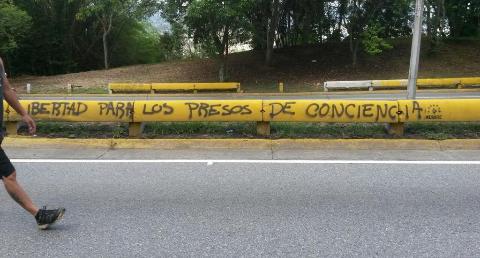 chaguaramos_sos's tweet photo. #27J otro día más d lucha (en la CotaMil) Gracias @VenezuelaPlural @UnionStaMonica @JovenesVzlanos @UnionSanPedro etc http://t.co/kvgkyeBr79