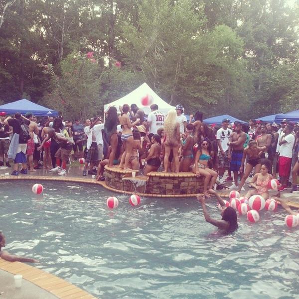 1PinkBitchh's tweet photo. I spy me 👀 #outdoorpoolparty def had me LIT🙈 http://t.co/RAWwOTahRs