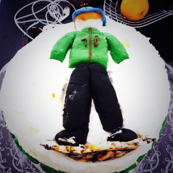 daisyscakes1's tweet photo. Happy birthday to my cousin. Enjoyed making this snow boarder for his cake 🏂🎂🍰 http://t.co/od6fbIhgWE