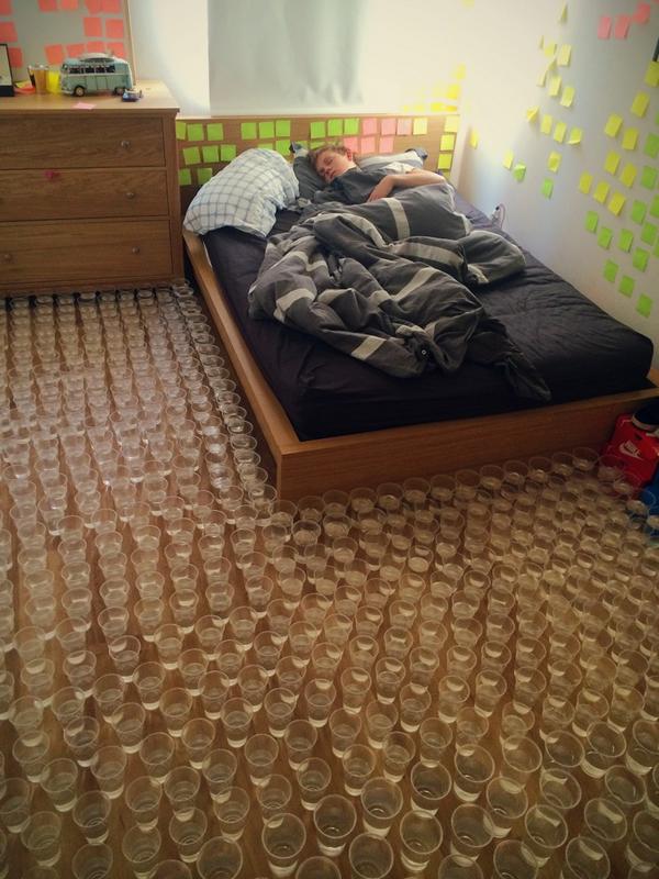 Caspar_Lee's tweet photo. I'm moving out. http://t.co/znYsBcDh0Z
