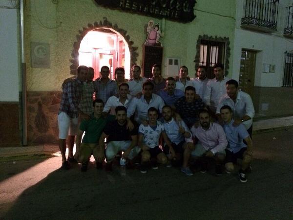 Acastillero_4's tweet photo. Noche perfecta #cenadelobos http://t.co/yHf0opnBXU