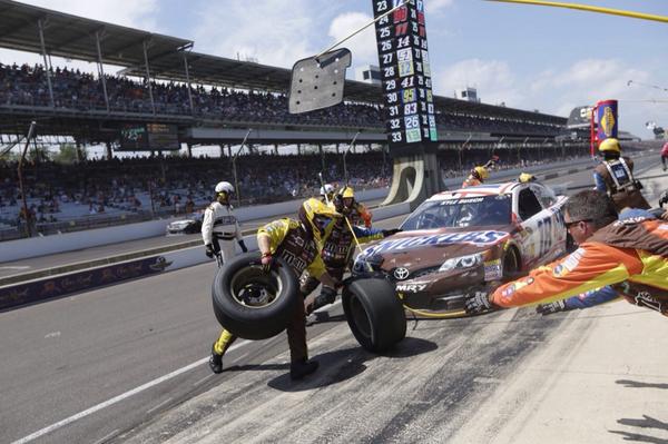 CIAStockPhoto's tweet photo. Pit stop at lap 129 for @KyleBusch who was running second http://t.co/lKd6C6nZvc