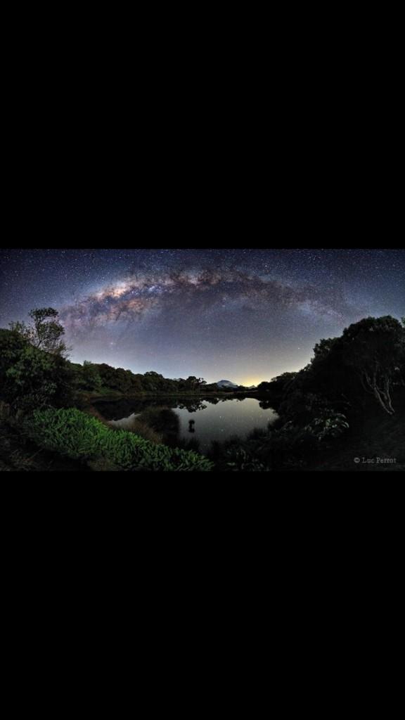 cosmicfeelings's tweet photo. Milky Way over Piton de l'Eau, 500 miles off the shore of Madagascar on a remote island. http://t.co/PppL9Yn5e3