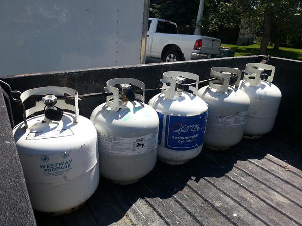 WorkwellMoving's tweet image. #funfact you're only allowed to transport 5 propane tanks at a time without a dangerous goods permit