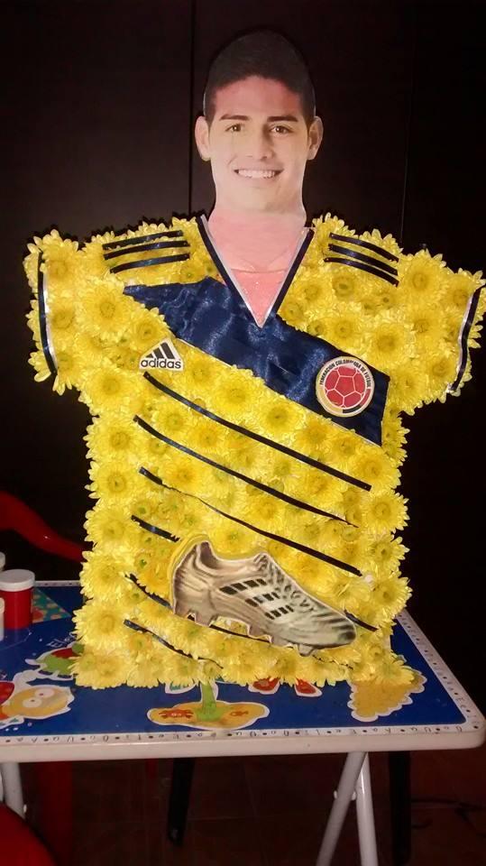 yiyi_an's tweet photo. @CaracolTV @DiaaDiaCaracol @MONYDIAADIA DIA DE LA COLOBIANIDAD EN EL COLEGIO, SILLETA EN HOMENAJE A @jamesdrodriguez http://t.co/z4Az1pxDX9