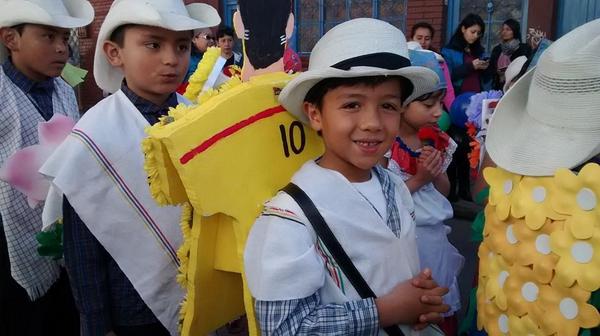 yiyi_an's tweet photo. @CaracolTV @DiaaDiaCaracol @MONYDIAADIA DIA DE LA COLOBIANIDAD EN EL COLEGIO, SILLETA EN HOMENAJE A @jamesdrodriguez http://t.co/z4Az1pxDX9