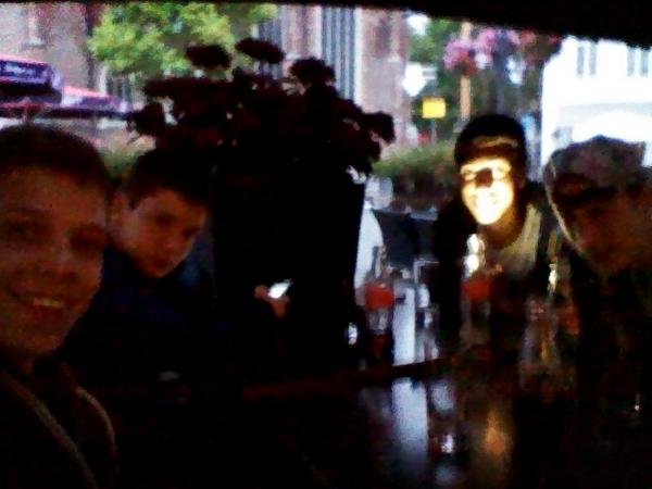 Op het terras:p met je boy ms' <a href="/stijnemans007/">Stijn</a> en <a href="/timmetjuuhh/">Tim</a>
