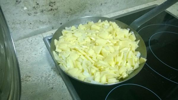 PALMAURON's tweet photo. Aquí estoy , preparando tortilla de papas pa @carmendspain y @ChikyMoreniya . http://t.co/UDWAnxASCW