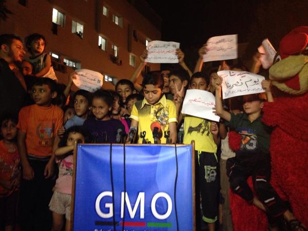 Gazze'nin yetimleri:
"Yaralarımıza rağmen;bayramdir,sevinin!"
"Bayramımız,zaferimiz olacak" dovizleriyle...