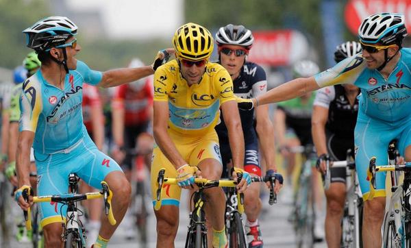 tameryazar's tweet photo. #Italy 's @vincenzonibali is congratulated by teammates as he crosses the finish line to win the 2014 #tourdefrance ! http://t.co/NwFKzamgU8