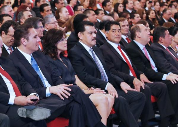 gobiernohidalgo's tweet photo. #Comunicado Asiste Gobernador @Paco_Olvera a 5to #InformeQro del Gobernador @ppcalzada @gobqro * @SocialHidalgo http://t.co/tsE7pQ0P6z
