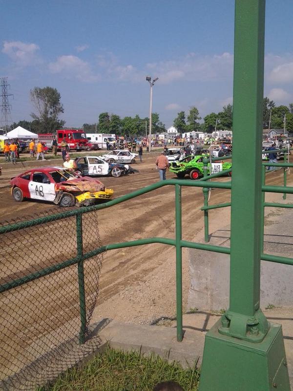 MartinSierrah's tweet photo. WatchIng Demolition Derby! Awesome car smashing  #ChautauquaCountyFair #withthefam http://t.co/uMLUxdX3eh