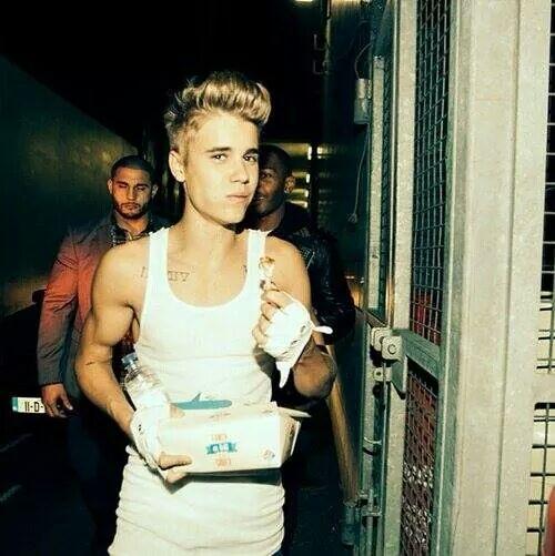 Hasta cuando come alitas de pollo es divino <a href="/justinbieber/">Justin Bieber</a> 
#MTVHottest Justin Bieber  
#BestFandom2014 Beliebers