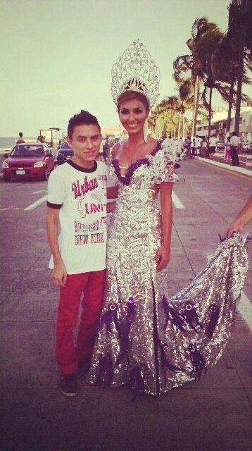 UnCacahuateOff's tweet photo. Con Marisol Aguilar Gomez reina del carnaval Veracruz 2014 en el Carnaval del Verano Veracruz 2014. http://t.co/iTkmLSJJ9U