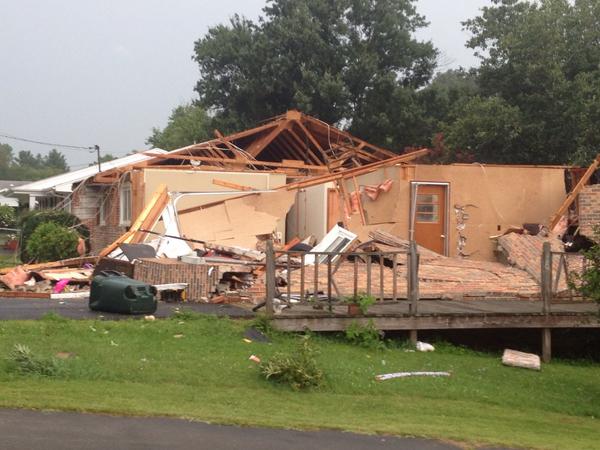 CallanGrayNews's tweet image. House completely destroyed on Rock Springs Rd in Kingsport, residents saw tornado touch down @news5wcyb