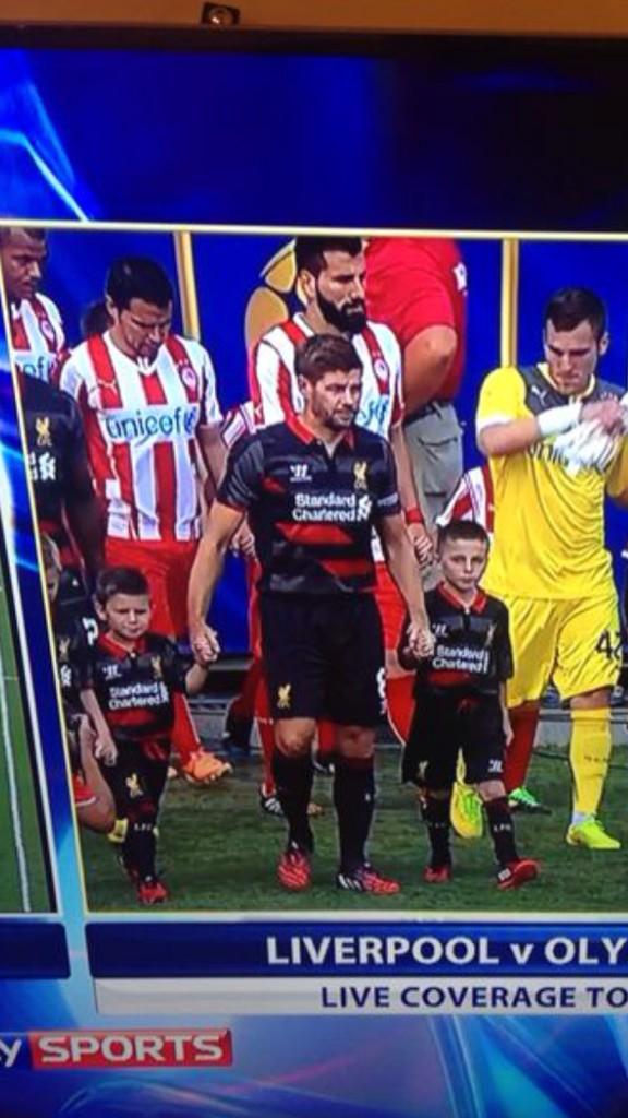FazakerleyFC's tweet photo. Copplehouse skipper (Right) with Liverpools skipper. Proud moment. #LFC #FFAAA Liverpool vs Olympiakos http://t.co/s0gxHChy7T