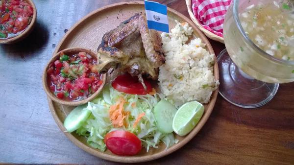 prensagrafica's tweet photo. ¡Buen provecho! ¿Nos comparte la foto de su cena familiar? Agregue #ComidaSV Foto @josbarrera http://t.co/WBgm7HqoEU