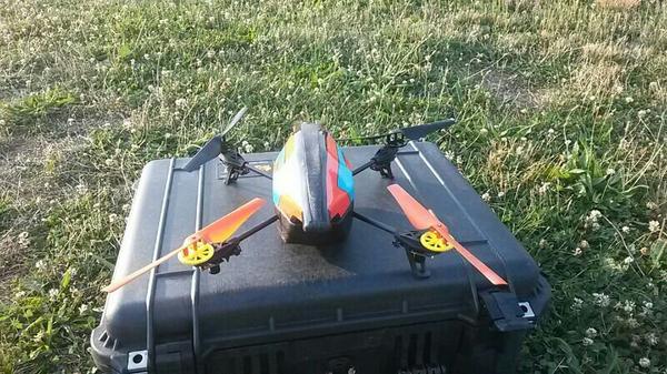 #DomingoGeek nada mejor que #Dronear un AR.DRONE :) #GeeksEcuador geeksecuador.com