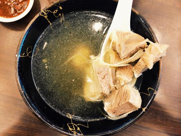 catyeh77's tweet photo. #beefthinflank #soup #taipei #taiwan #sogood #tender #ginger #beefsoup http://t.co/5qn27vBqTG
