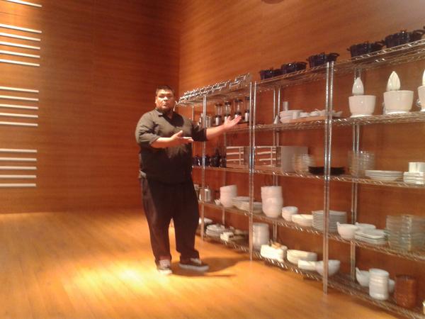 OscarMChef's tweet photo. MIENTRAS DECIDEN QUIEN SE QUEDA YO LES MUESTRO LA COCINA #MASTERCHEF17 que lindo ver a mis compañeros estaN cerca!! http://t.co/HwS4ZrAhTo