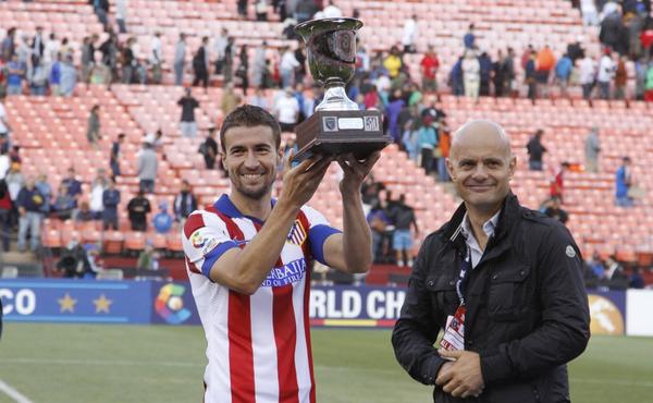 Debut y victoria. Así levantaba Gabi el trofeo que nos acredita como ganadores del partido de hoy #CopaEuroAmericana