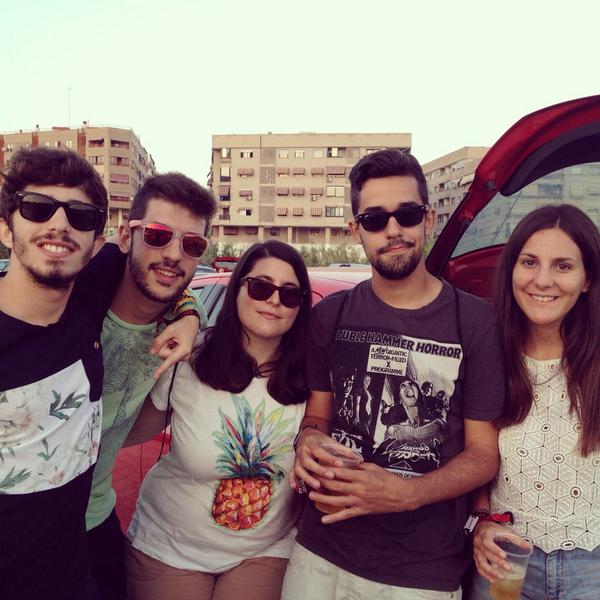 Meryl4nd's tweet photo. Juntos mola más✌️💙 @carlaberbegal @Paa_91 @Jorc203 @JavierBruOrts http://t.co/K6o4bCLLMl