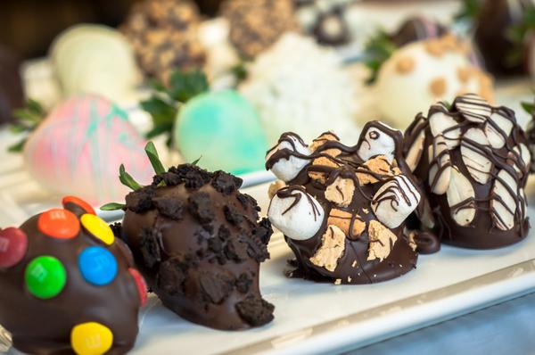 NoelaChocolate's tweet photo. Belgian hand dipped strawberries in over 50 flavors. The Deluxe six come on a golden tray in a bright red box. http://t.co/TuzcACd8QJ