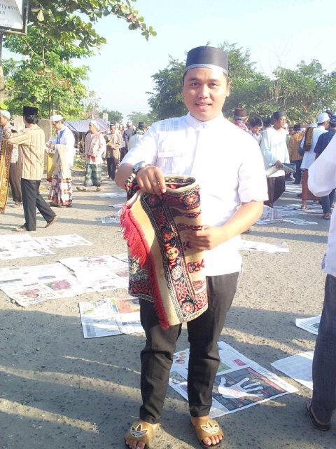 Erdian_Embenk's tweet photo. Minal aidin walfaizin http://t.co/NsYuOjU33Y